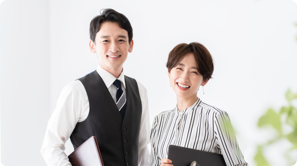 笑顔の男女