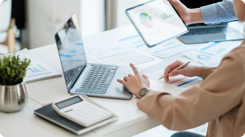 パソコン操作をしている会社員